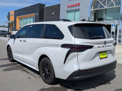 Used 2023 Toyota Sienna XLE image 3