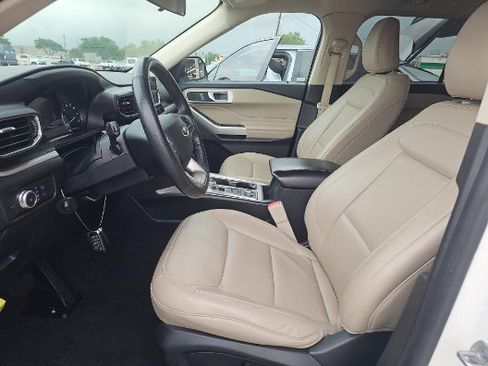 Used 2022 Ford Explorer XLT w/ Equipment Group 202A AWD/4WD image 4