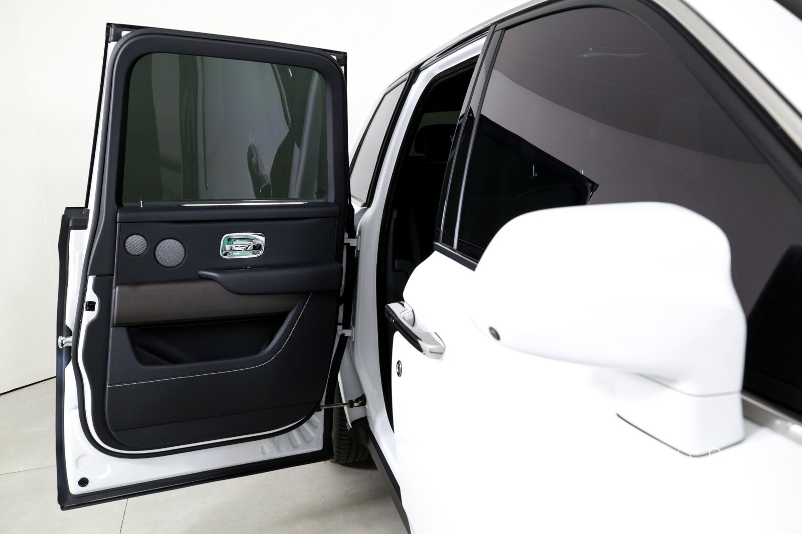Used 2024 Rolls-Royce Cullinan AWD/4WD image 29