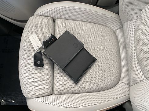 Certified 2025 Volkswagen ID. Buzz 1st Edition RWD image 9