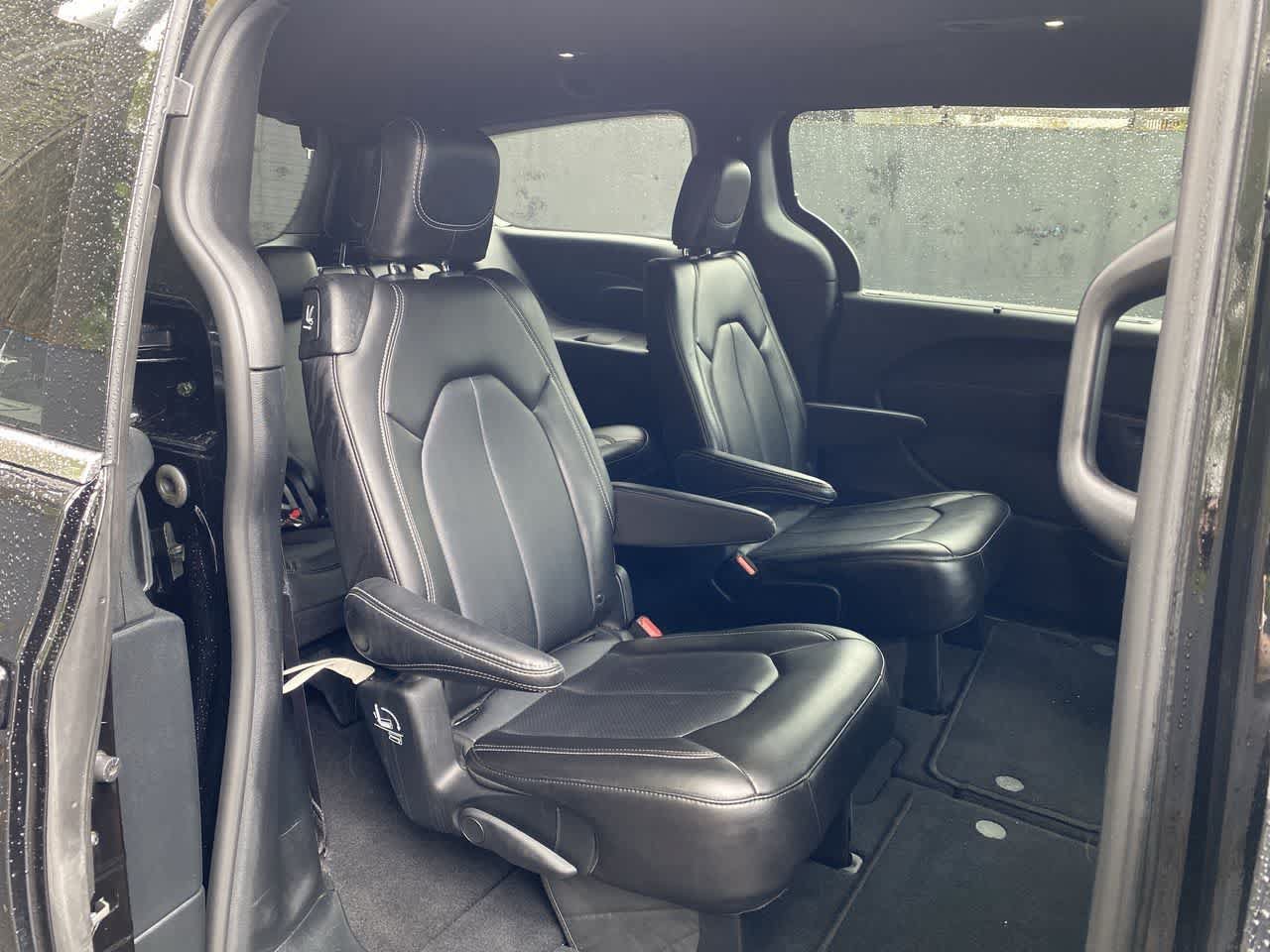 Used 2025 Chrysler Pacifica Select FWD image 16