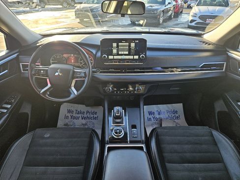 Used 2024 Mitsubishi Outlander AWD image 11