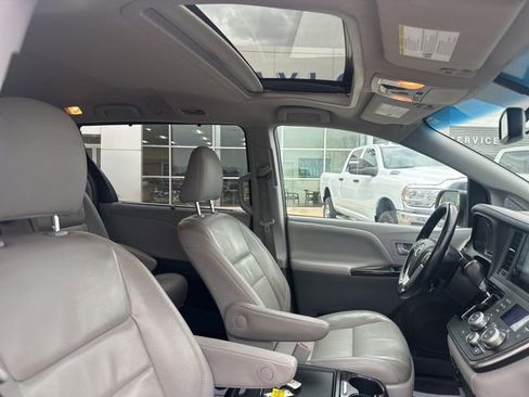 Used 2015 Toyota Sienna XLE w/ XLE Navigation Package image 9