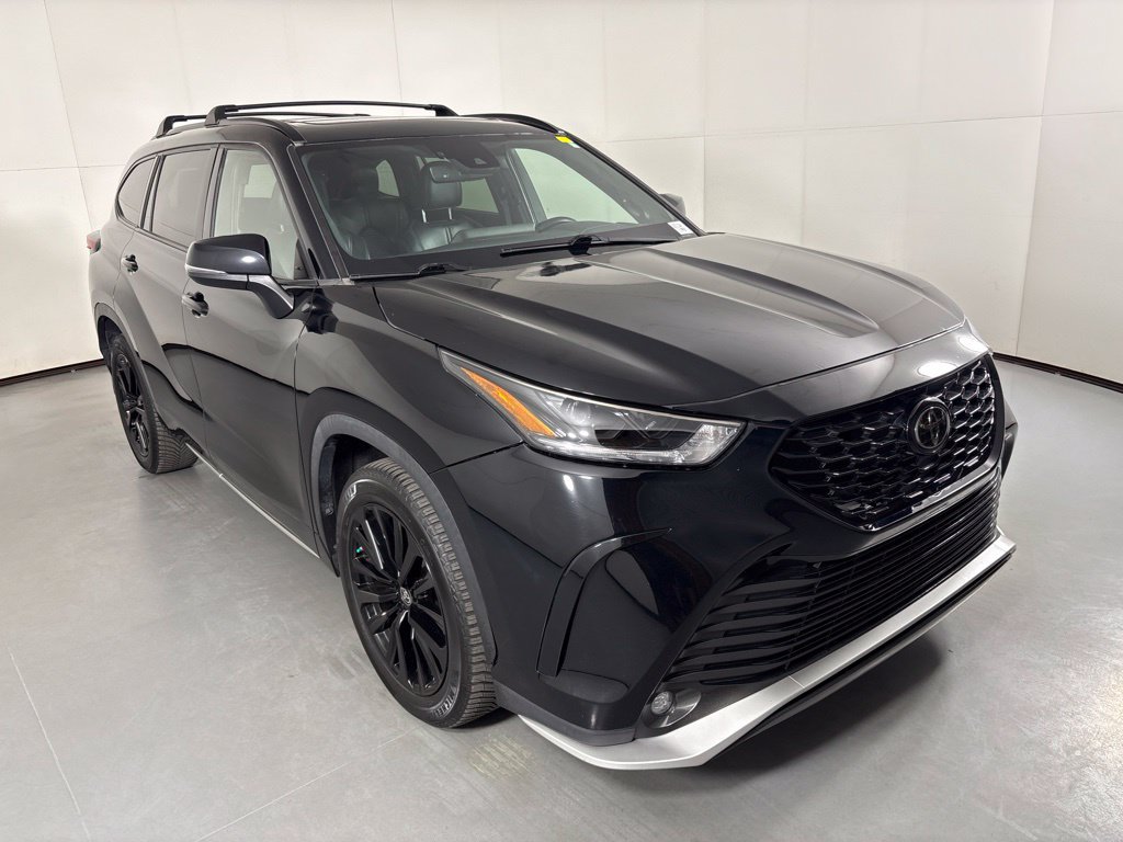 Used 2023 Toyota Highlander XSE FWD image 2