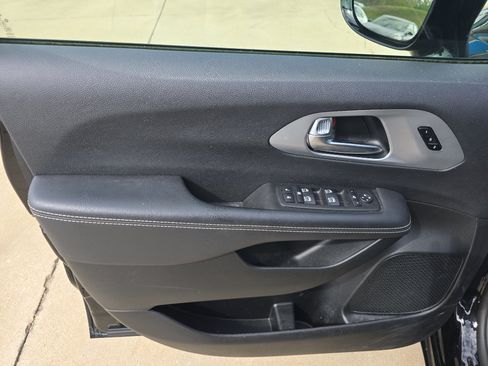Used 2025 Chrysler Pacifica Limited FWD image 29