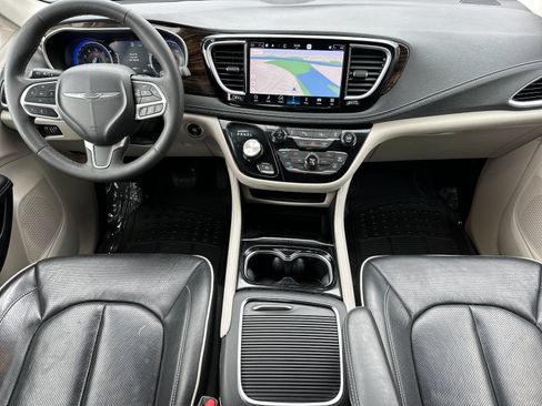 Used 2023 Chrysler Pacifica Limited FWD image 12