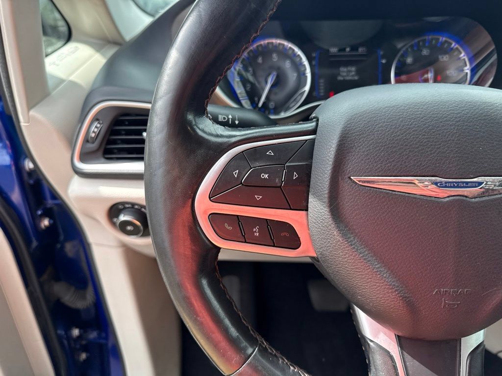 Used 2019 Chrysler Pacifica Touring-L FWD image 21
