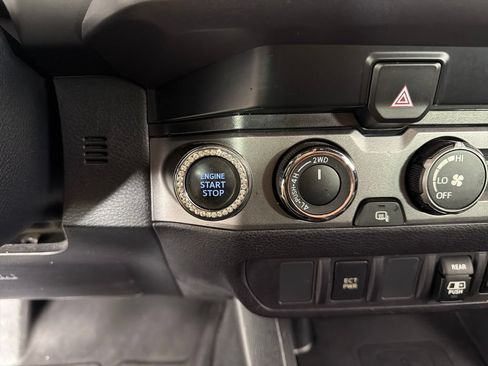 Used 2019 Toyota Tacoma TRD Off-Road AWD/4WD image 14