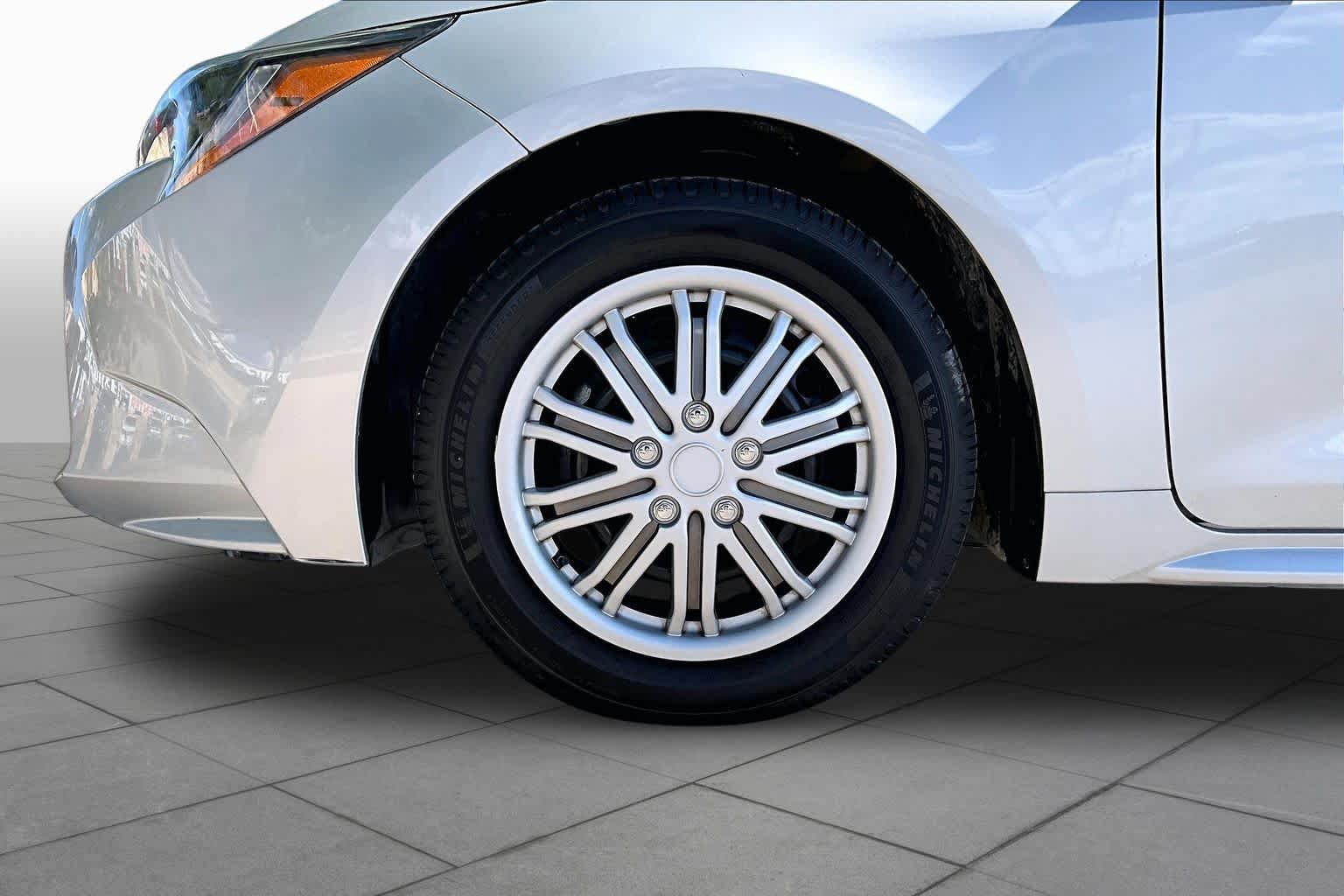 Used 2020 Toyota Corolla LE FWD image 11
