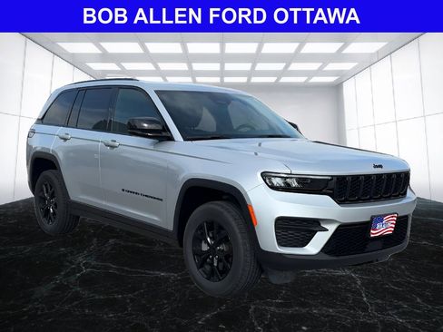 Used 2025 Jeep Grand Cherokee Altitude AWD/4WD image 7