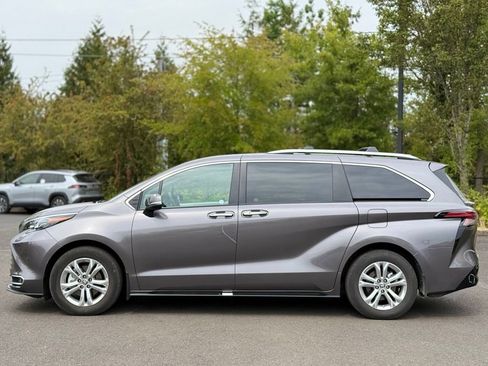 Used 2024 Toyota Sienna Platinum AWD/4WD image 2