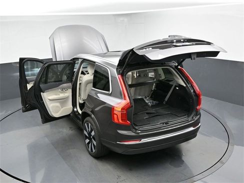 Used 2024 Volvo XC90 T8 Ultimate w/ Lounge Package image 52