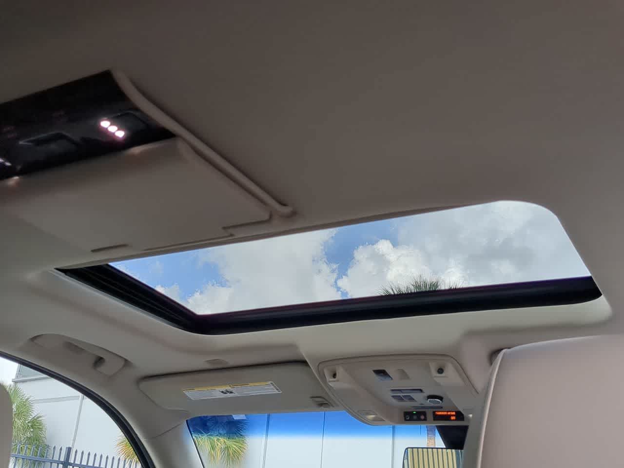 Used 2020 Cadillac Escalade Premium Luxury w/ Escalade Sport Edition AWD/4WD image 23
