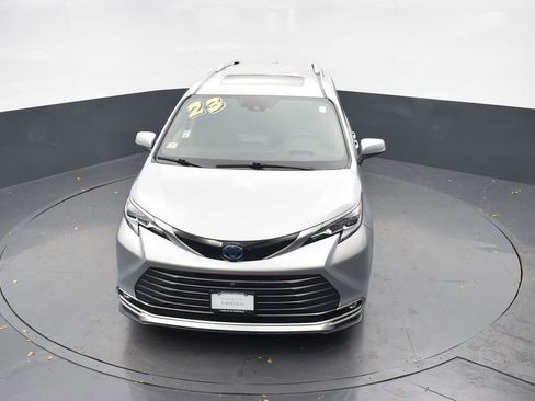 Used 2023 Toyota Sienna Platinum image 32