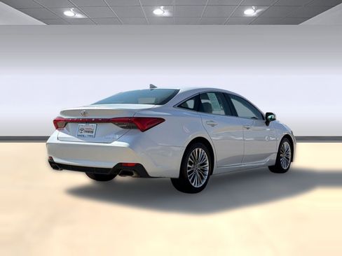Used 2019 Toyota Avalon Limited image 9