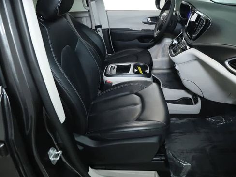 Used 2023 Chrysler Pacifica Touring-L image 33