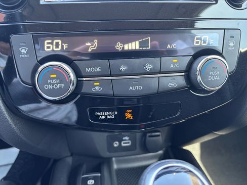 Used 2020 Nissan Rogue SV w/ Sun & Sound Touring Package FWD image 12