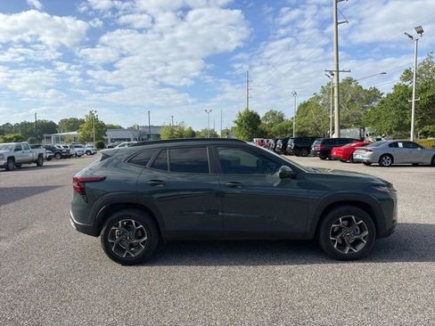 Used 2025 Chevrolet Trax LT w/ Driver Confidence Package image 4