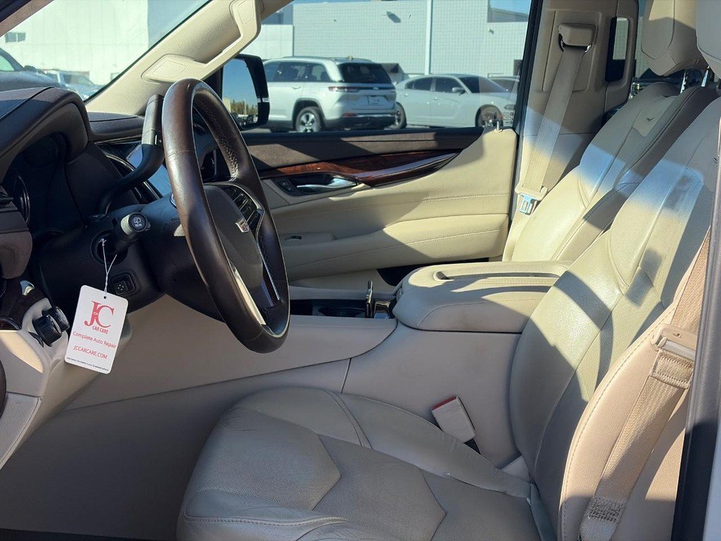 Used 2016 Cadillac Escalade Luxury AWD/4WD image 7