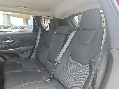 Used 2021 Jeep Cherokee Latitude AWD/4WD image 23