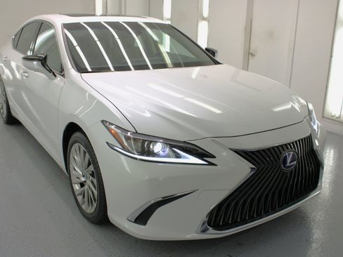 Used 2019 Lexus ES 300h Luxury image 12