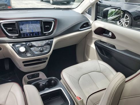 Used 2019 Chrysler Pacifica Limited FWD image 19