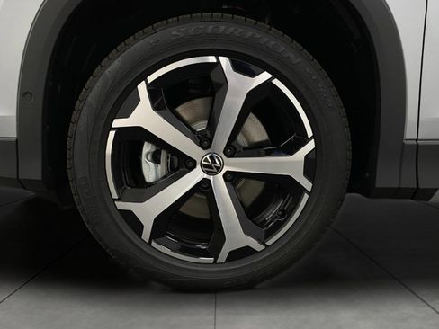 New 2025 Volkswagen Tiguan SE image 12