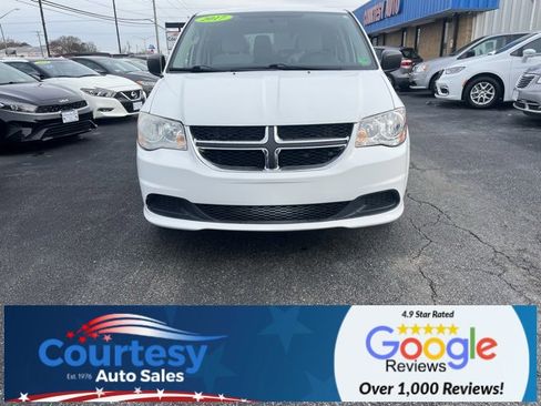 Used 2017 Dodge Grand Caravan SE image 3