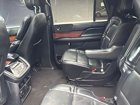 Used 2019 Lincoln Navigator Select RWD image 29