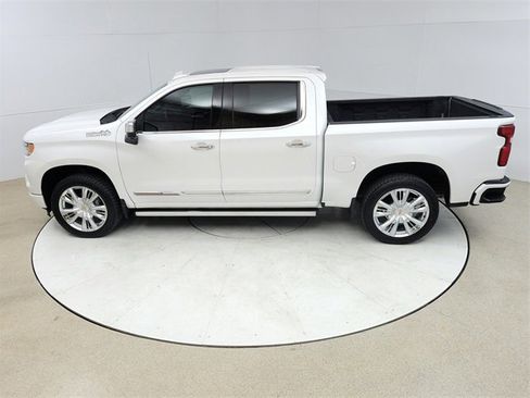 Used 2022 Chevrolet Silverado 1500 High Country w/ Technology Package image 16