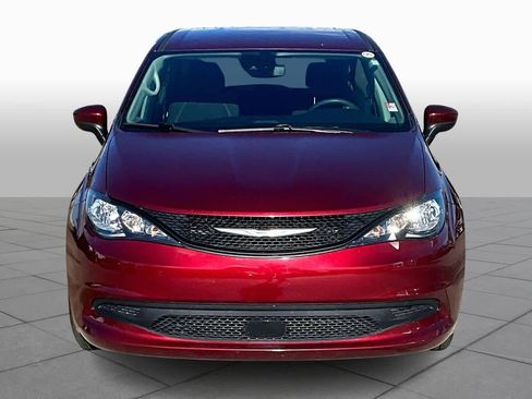 Certified 2023 Chrysler Voyager LX image 4