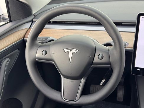 Used 2024 Tesla Model Y Long Range image 18