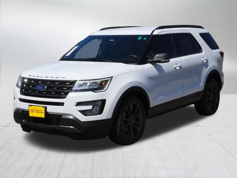 Used 2017 Ford Explorer XLT w/ Equipment Group 202A AWD/4WD image 3
