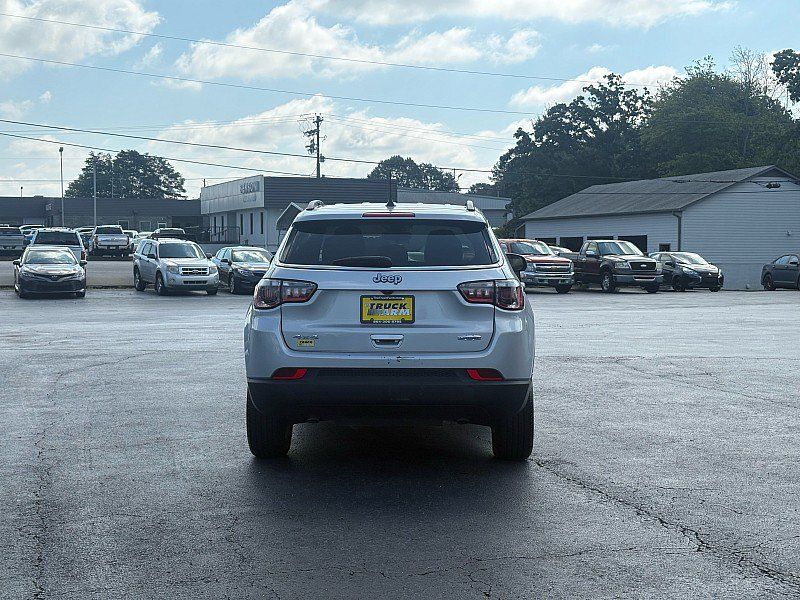 Used 2025 Jeep Compass Latitude AWD/4WD image 3