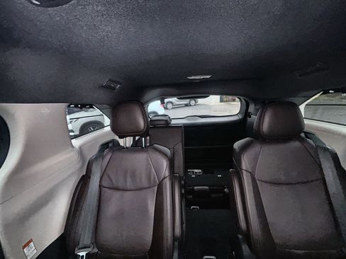 Used 2023 Toyota Sienna Platinum FWD image 30