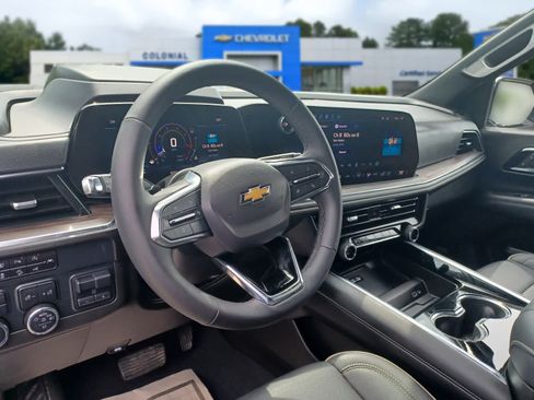 Used 2025 Chevrolet Suburban Premier AWD/4WD image 9