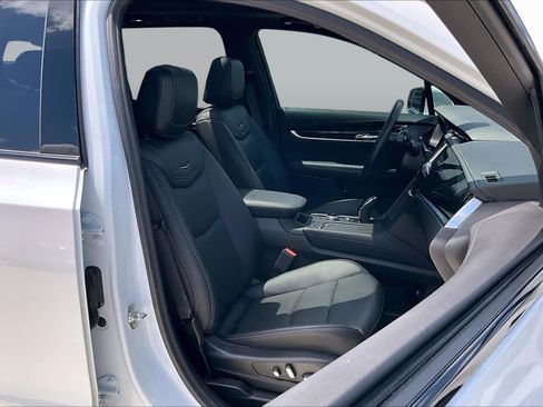 Used 2025 Cadillac XT6 Premium Luxury FWD image 9