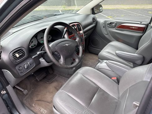 Used 2005 Chrysler Town & Country Limited FWD image 5