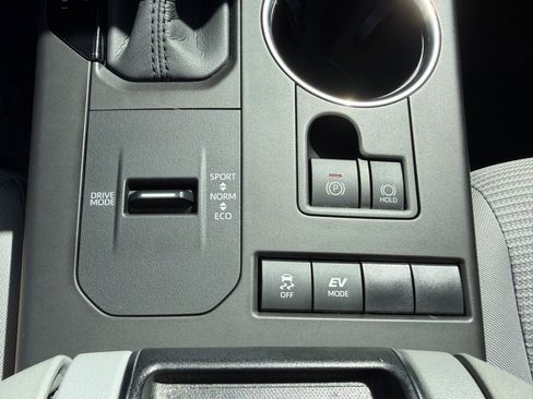 Used 2020 Toyota Highlander LE image 26