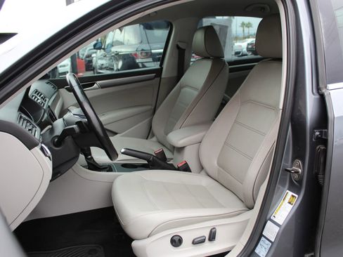 Used 2016 Volkswagen Passat 1.8T R-Line w/ R-Line Lighting Package image 20