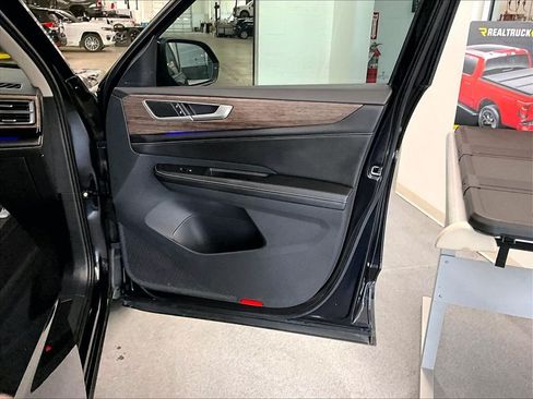 Used 2024 Volkswagen Atlas SEL AWD/4WD image 12