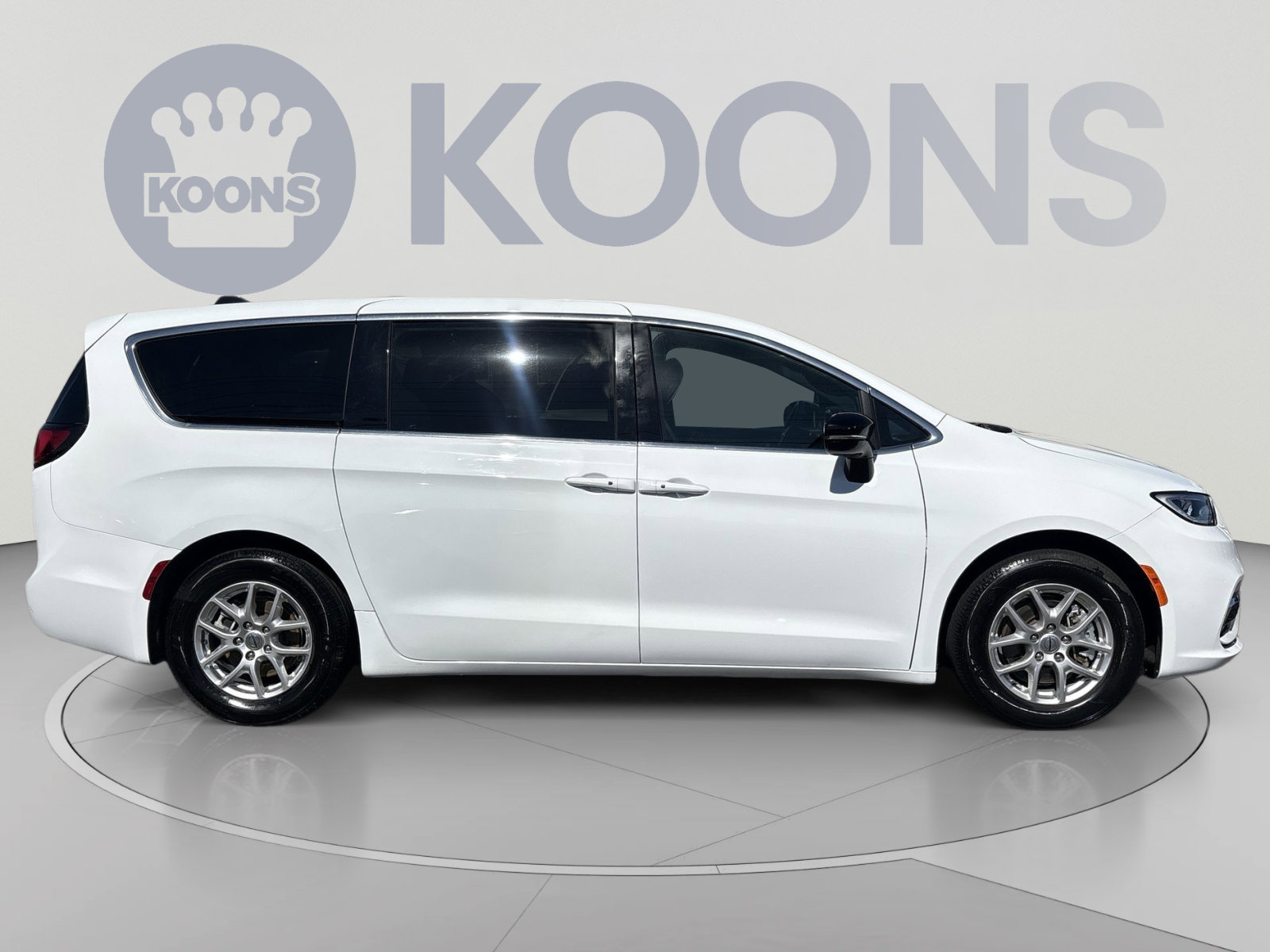 Used 2025 Chrysler Pacifica Select FWD image 8