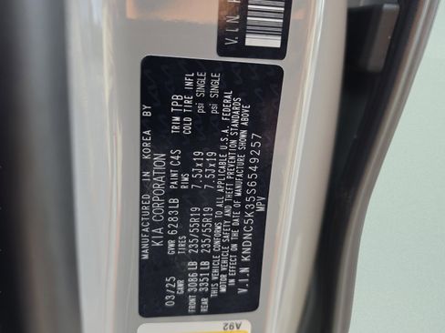 Used 2025 Kia Carnival EX FWD image 38