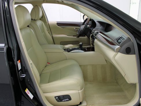Used 2017 Lexus LS 460 w/ Comfort Package RWD image 47