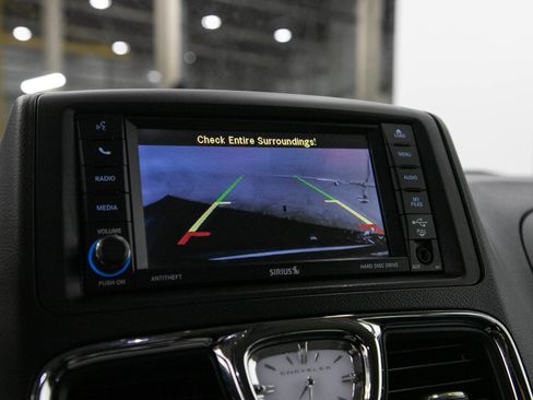 Used 2013 Chrysler Town & Country Touring FWD image 31