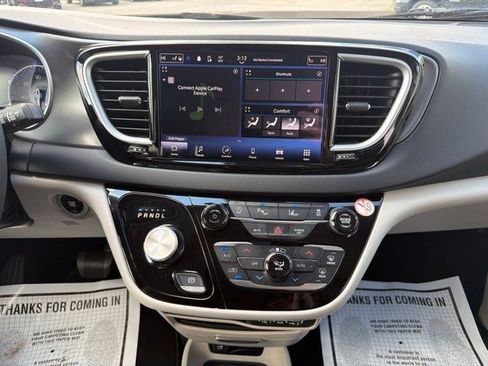 Used 2023 Chrysler Pacifica Touring-L FWD image 24