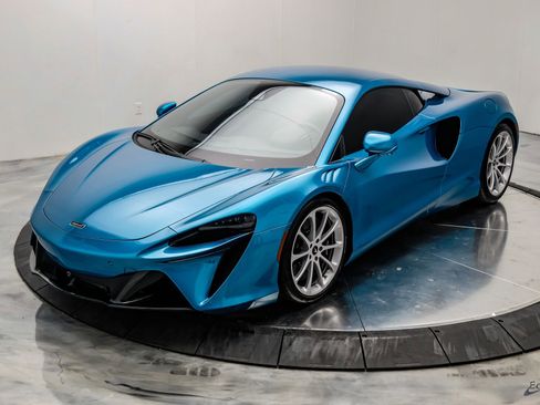 Used 2024 McLaren Artura RWD image 7