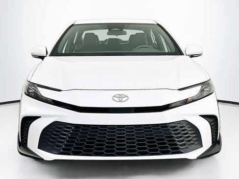 Used 2025 Toyota Camry SE image 2