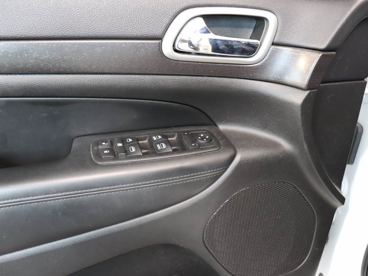 Used 2018 Jeep Grand Cherokee Altitude AWD/4WD image 16