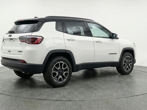 Used 2025 Jeep Compass Trailhawk AWD/4WD image 9